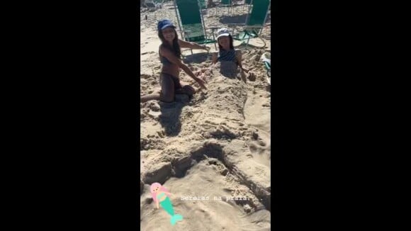 Flávia Alessndra filmou a filha, Olívia, de 8 anos, brincando na areia em dia de parque