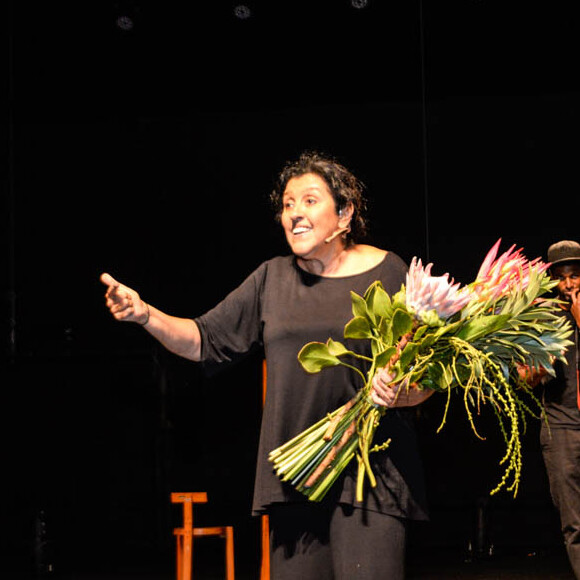 Regina Casé voltou aos palcos do Rio após mais de 25 anos com a peça 'Recital da Onça'