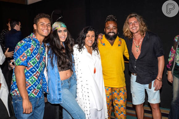 Regina Casé posou com ex-integrantes do 'BBB19' ao estrear peça no Rio