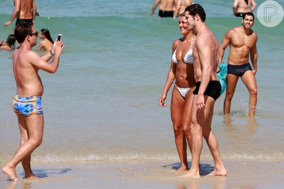 José Loreto posou para fotos com fãs na praia