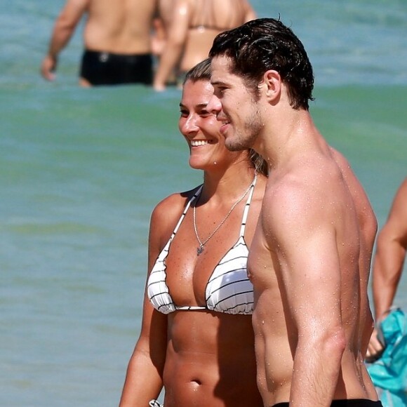 José Loreto posou para fotos com fãs na praia