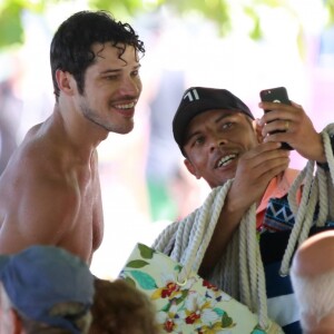 Fãs registraram o encontro com José Loreto na praia