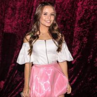 Larissa Manoela usa saia balonê de vinil rosa na SPFW: 'Adoro peças diferentes'
