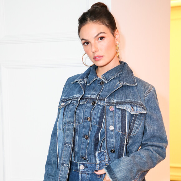 Isis Valverde bem fashionista! Atriz usou jeans em todo o look com um conjuntinho e jaqueta