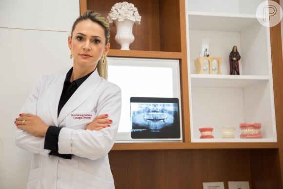 A dra. Adriane Peres é cirurgiã-dentista formada pela UERJ e atende na Barra procedimentos como botox, harmonização orofacial e outros procedimentos para melhorar a aparência da mulher