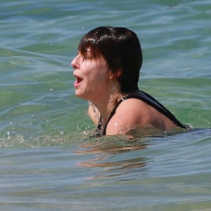 Regiane Alves divertiu as crianças na praia