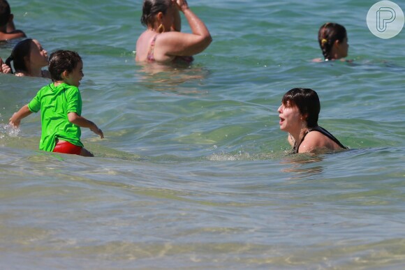 Regiane Alves divertiu as crianças na praia