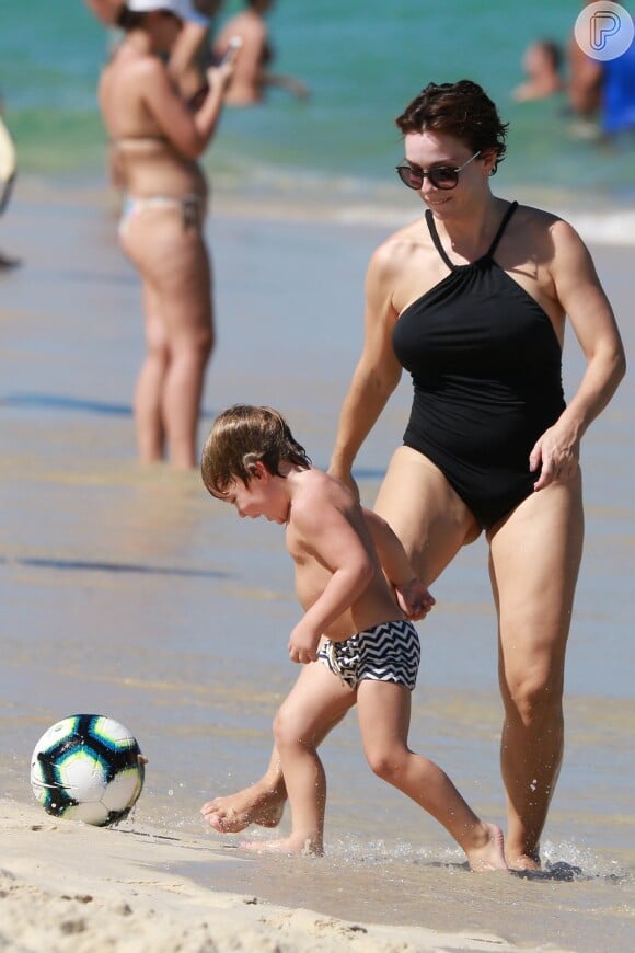 Regiane Alves jogou futebol com as crianças nas areias da Barra da Tijuca, zona oeste do Rio de Janeiro