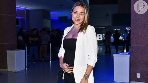 Carol Dantas deixou barriga de gravidez à mostra em look e ganhou elogios na web neste domingo, 29 de abril de 2019