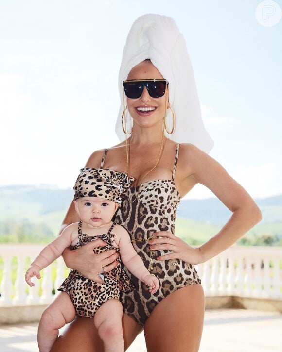 Sabrina Sato usa óculos de sol da Gucci em foto com a filha, Zoe