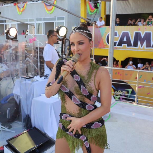 Grávida, Claudia Leitte recebeu um comentário maldoso, mas encarou com bom humor. 'Tudo que a Ivete tem você inveja... agora até os filhos. Só faltou ser gênios também', alfinetou a internauta