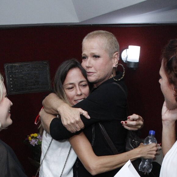 Xuxa apostou em um look all black e foi tietada durante estreia de peça do namorado, Junno Andrade