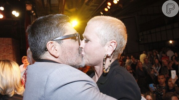 Xuxa e o namorado, Junno Andrade, se beijaram após a peça 'Um Casamento Feliz', na qual ele atua