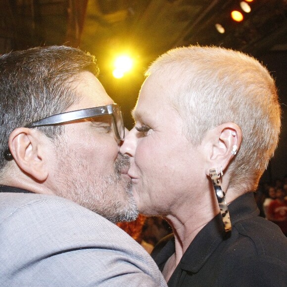 Xuxa beijou o namorado, Junno Andrade, durante estreia da peça 'Um Casamento Feliz' na noite desta quinta-feira, 2 de maio de 2019