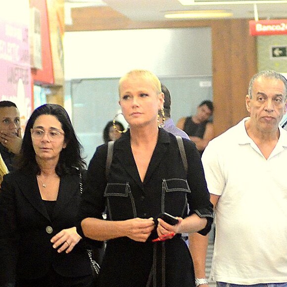 Xuxa chegou ao teatro acompanhada de segurança