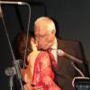 Os amigos de longa data, Regina Duarte e Antônio Fagundes, se beijam na abertura da exposição