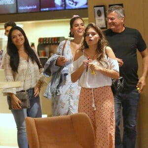 Bruna Marquezine assistiu ao blockbuster na noite de sábado, ao lado da família