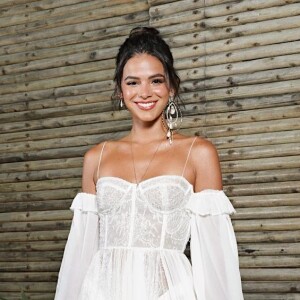 Bruna Marquezine negou recentemente que estaria se envolvendo com o piloto Lewis Hamilton