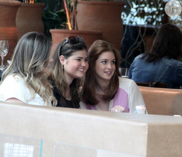 Marina Ruy Barbosa almoçou com amigas em shopping do Rio de Janeiro nesta quarta-feira, 8 de outubro de 2014