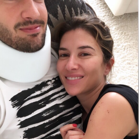 Com pescoço imobilizado, Alexandre Pato ganhou apoio da namorada, Rebeca Abravanel, nesta segunda-feira, 6 de maio de 2019