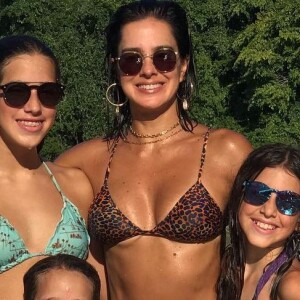 Vera Viel voltou a chamar atenção pela semelhança com Bruna Marquezine em foto com as filhas, Clara, Maria e Helena