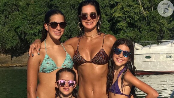 Vera Viel voltou a chamar atenção pela semelhança com Bruna Marquezine em foto com as filhas, Clara, Maria e Helena