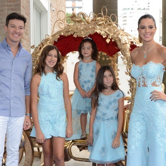 Vera Viel posou com as filhas, Clara, Maria e Helena, em ensaio para o Dia das Mães