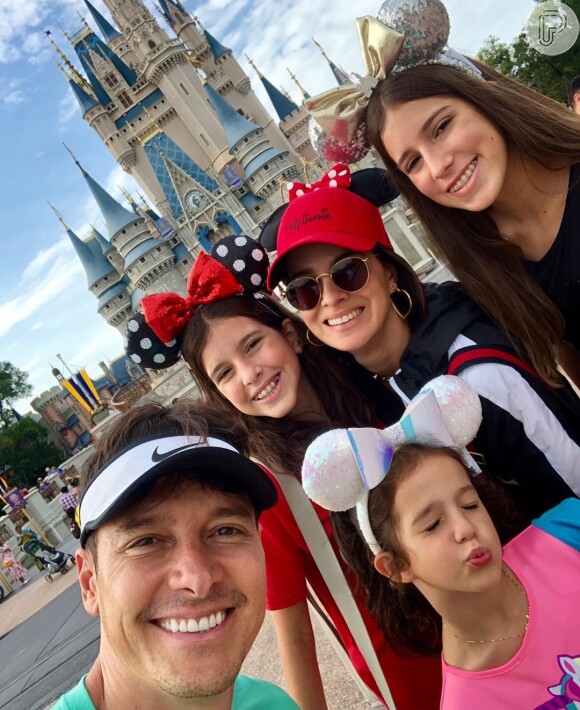 Rodrigo Faro, a mulher, Vera Viel, e as filhas, Clara, Maria e Helena,estão passando dias na Disney