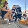 Dudu Azevedo postou foto do filho, Joaquim, no colo da mãe, Fernanda Mader, e cercados por seus cachorros, nesta terça-feira (07).