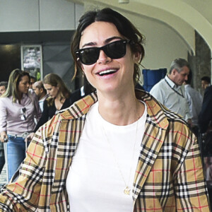 Thaila Ayala combina produção com t-shirt e calça capri branca