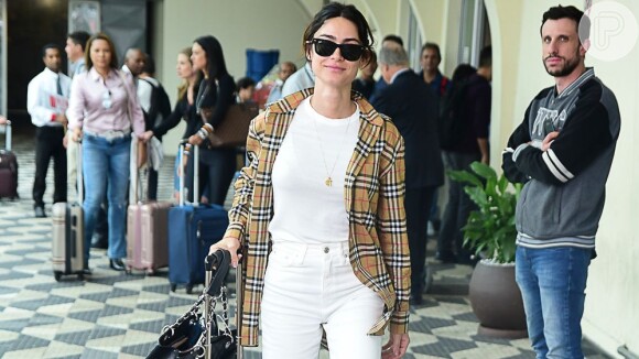 Thaila Ayala aposta em peças de roupa da marca Burberry para viajar