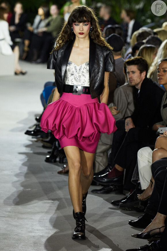 Louis Vuitton traz a volta da saia balonê e faz contraste com texturas em look cheio de personalidade