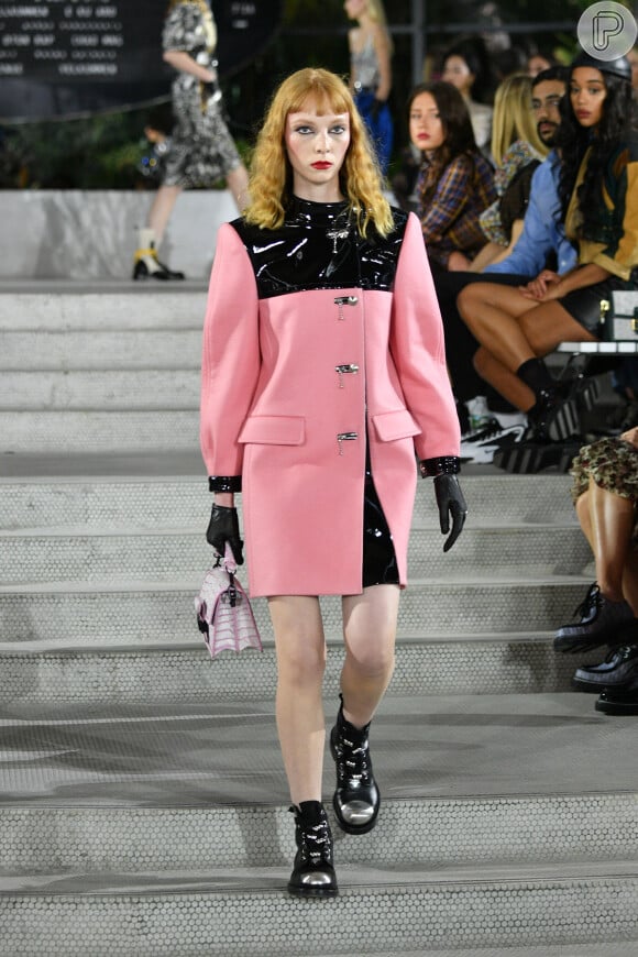 Louis Vuitton trouxe o trench coat em tom de rosa com mix de texturas como o vinil, que segue em alta. As luvas também estiveram presente em todo o desfile