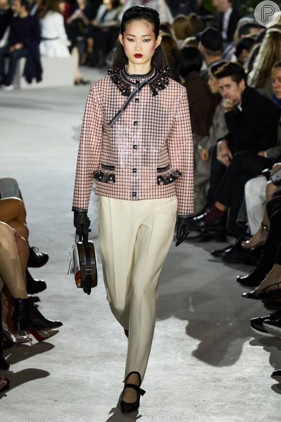 Louis Vuitton mostrou a calça fusô presa no pé com o sapato Mary Jane da maison francesa e o mix de texturas com o vinil