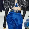 Color bloking, calça de alfaiataria com cintura marcada, top, coat e opera gloves, os anos 80 repaginado da Louis Vuitton