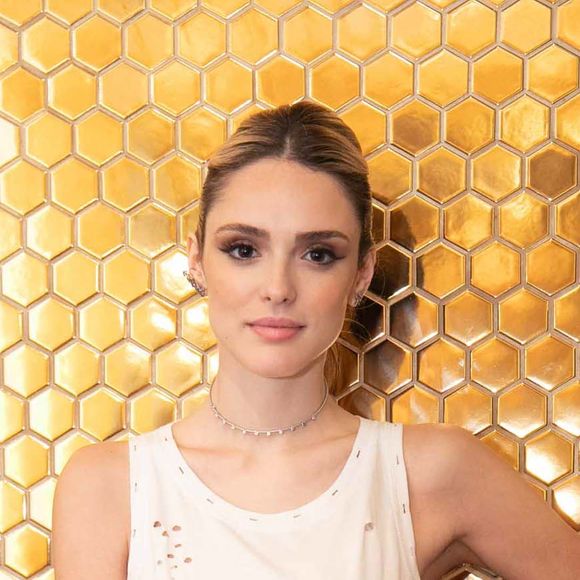 Isabelle Drummond deixou o cabelo preso em um rabo de cavalo alto para destacar as joias com pegada minimalista da coleção da Animale ORO, nesta quarta-feira, dia 08 de maio de 2019