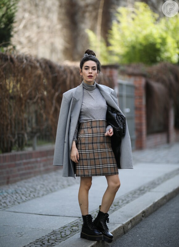 Saia xadrez e coturno garantem um look invernal megaestiloso