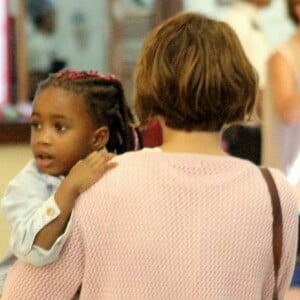 Leandra Leal deu colo para a filha, Júlia, de 4 anos, durante passeio por shopping do Rio de Janeiro