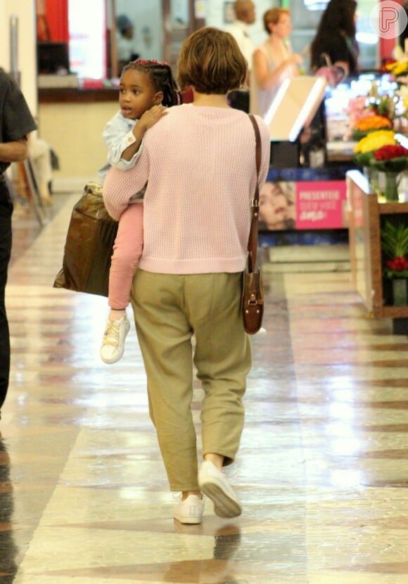 Leandra Leal deu colo para a filha, Júlia, de 4 anos, durante passeio por shopping do Rio de Janeiro
