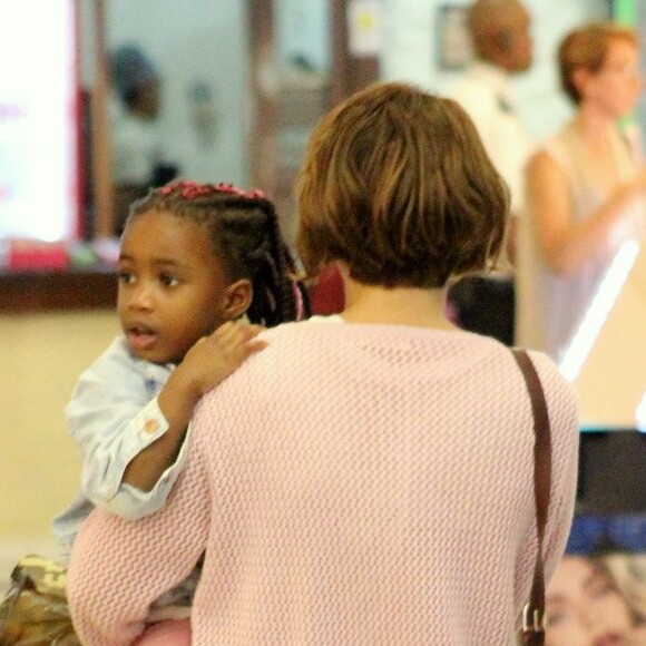 Leandra Leal deu colo para a filha, Júlia, de 4 anos, durante passeio por shopping do Rio de Janeiro