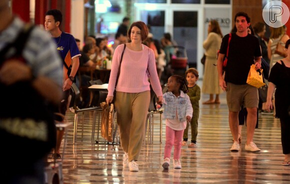 Leandra Leal e Júlia, de 4 anos, fizeram programa de mãe e filha em shopping do Rio
