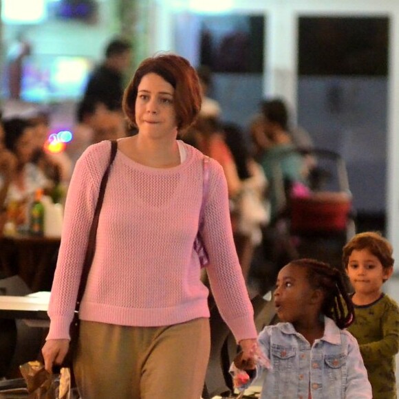 Leandra Leal e Júlia, de 4 anos, fizeram programa de mãe e filha em shopping do Rio
