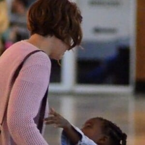 Filha de Leandra Leal e Alê Youssef, Júlia pediu colo para a mãe durante passeio por shopping