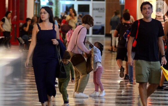 Filha de Leandra Leal e Alê Youssef, Júlia pediu colo para a mãe durante passeio por shopping