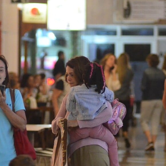 Leandra Leal passeou em shopping com a filha, Júlia