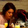 Leandra Leal ganhou beijos da filha, Júlia, de 4 anos, ao jantarem em restaurante