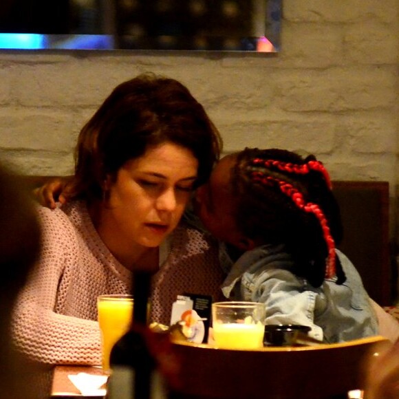 Leandra Leal ganhou beijos da filha, Júlia, de 4 anos, ao jantarem em restaurante