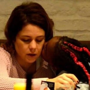Filha de Leandra Leal, Júlia, de 4 anos, encheu a mãe de carinho durante noite em shopping