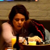 Filha de Leandra Leal pede colo e beija a mãe em passeio por shopping. Fotos!