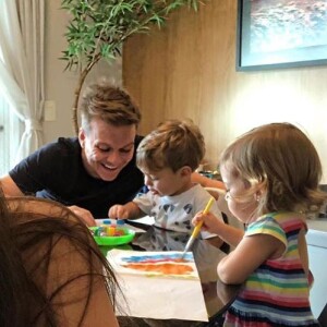 Thais Fersoza mostrou marido, Michel Teló, brincando com filhos, Melinda e Teodoro, nesta sexta-feira, 10 de maio de 2019